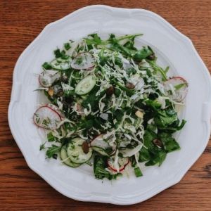 Салат з молодою капустою, огірками та шпинатом