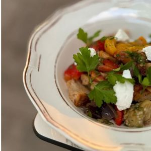 Салат із печених овочів із сиром фета