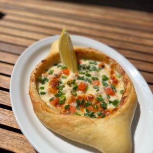 Доставка Хачапурі по-аджарськи з лососем из Хінкальня Хачапурі по-аджарськи з лососем