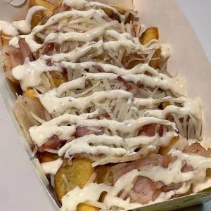 Картопля по домашньому з беконом та сиром