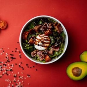 Салат із тунцем та яйцем пашот