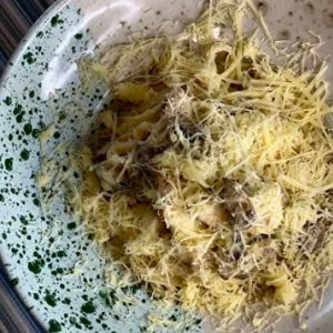 Паста з куркою та грибами