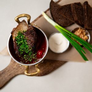 БОРЩ З ПЕЧЕНИМ РЕБРОМ