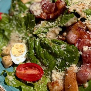 САЛАТ З КУРКОЮ ТА СОУСОМ ЦЕЗАР