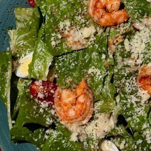 САЛАТ З КРЕВЕТКАМИ ТА СОУСОМ ЦЕЗАР