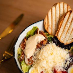 Салат Цезар з куркою