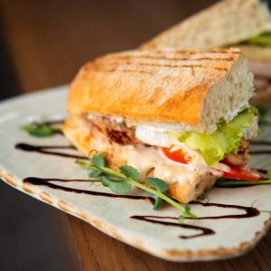 Сендвіч з куркою та сиром камамбер