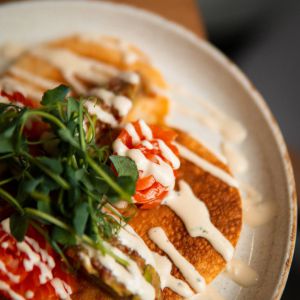 Панкейки з лососем та гуакамоле