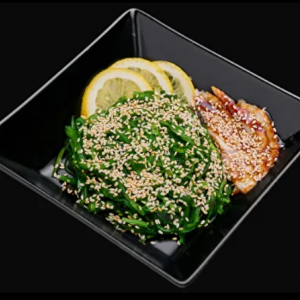 (водорості чука, вугор, горіховий соус, унагі соус, кунжут)<br>180 г<br> Салат Чука з Вугрем