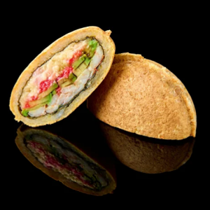 (норі, рис, тигрова креветка, сирна маса для запікання, авокадо, ікра масаго, сухарі панко, кляр, соус)<br>315 г<br> Бургер з тигровою креветкою