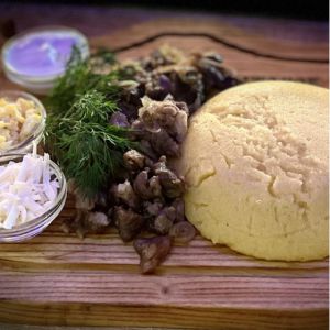 Мамалига зі сметаною, бринзою, шкварками