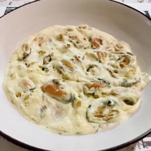 Мідії з грибами в вершковому соусі