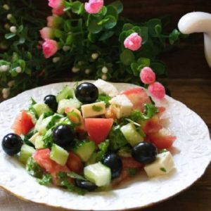 Свіжий овочевий салат з сиром або бринзою