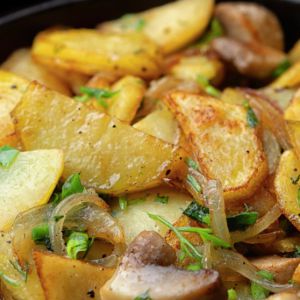 Шипяча пательня з картопля з грибами