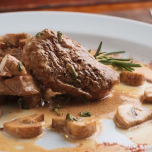 Телятина в грибному соусі