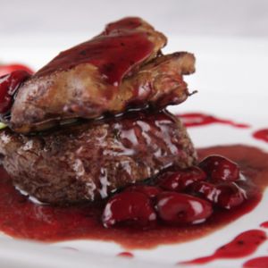 Телятина в вишневому соусі