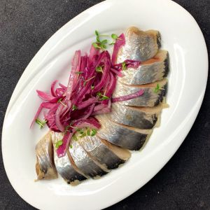 Оселедець з цибулею