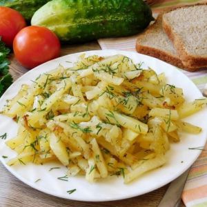 Картопля смажена з цибулею на сковородці