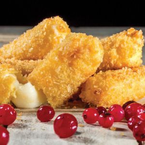 Сир у фритюрі з ягідним та часниковим соусом