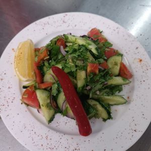 Чабан ( з гострим перцем і кінзою)