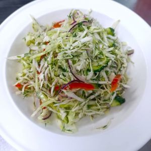 Салат із молодої капусти та огірка