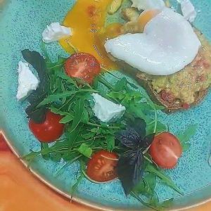 Авокадо тост із креветкою